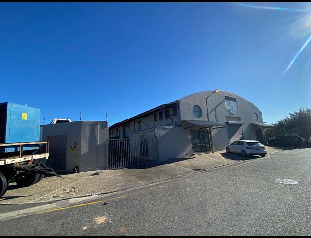 1,111M² WAREHOUSE TO LET IN PAARDEN EILAND